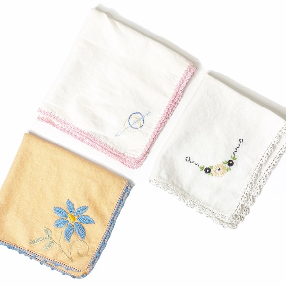 💐 VTG 3 Embroidered Handkerchief Floral Napkins - Picture 1 of 5